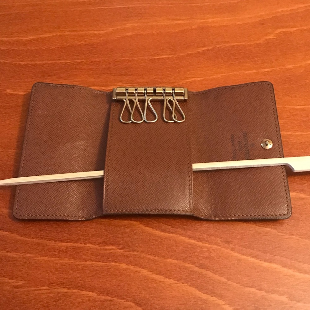 Louis Vuitton Monogram Keyholder - Picture 7 of 9